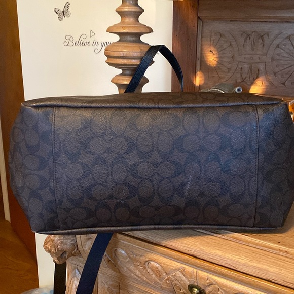 Coach diaper bag with adjustable and removable shoulder strap - Picture 7 of 15